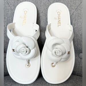 2026 CHANEL CC LOGO WHITE PATENT LEATHER CAMELLIA THONG LEATHER SANDAL size 39